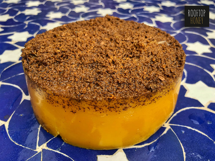 Bienenwachsblock während des Reinigungsprozesses