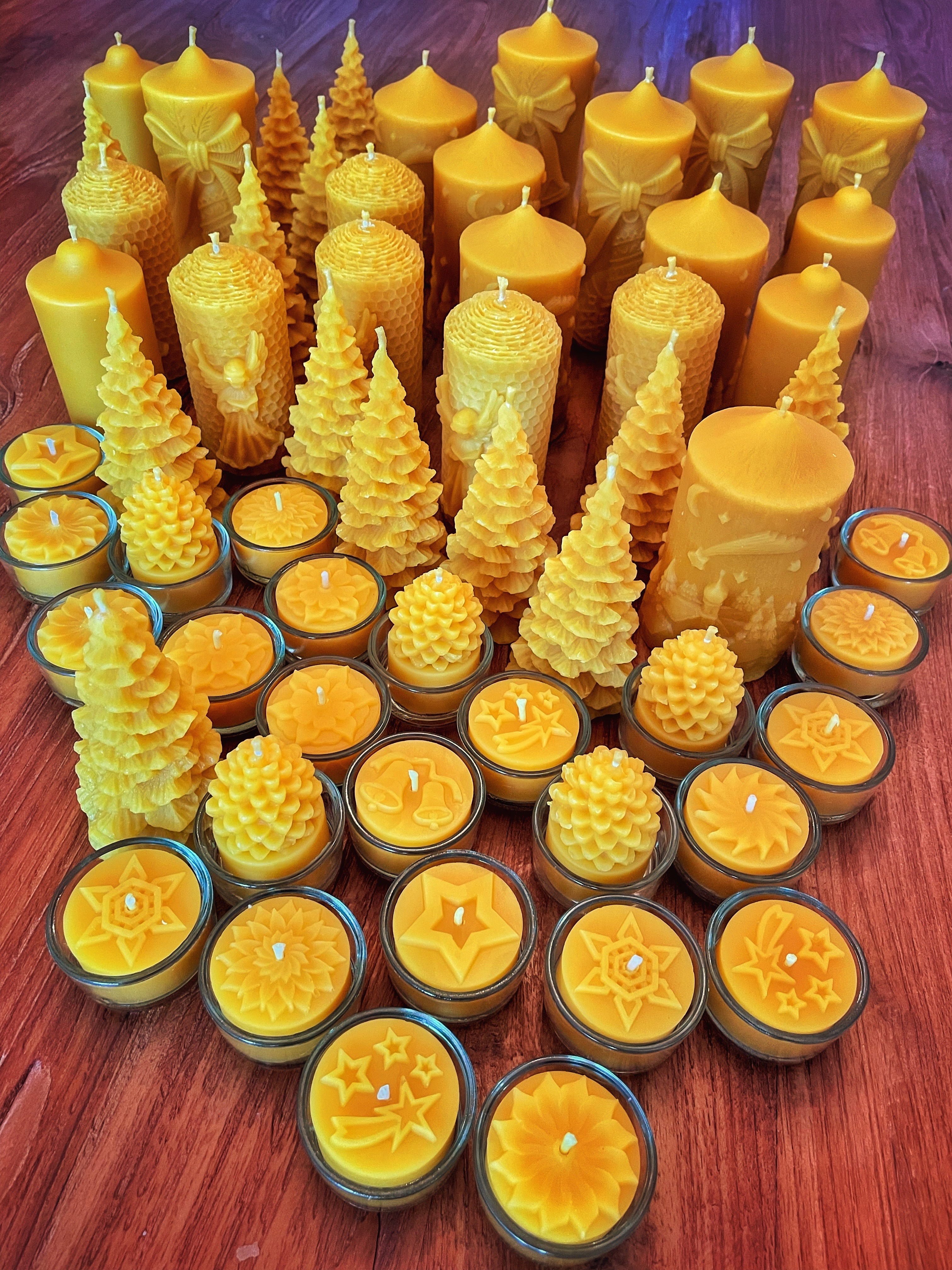 Verschiedene Bienenwachskerzen mit Weihnachtsmotiven