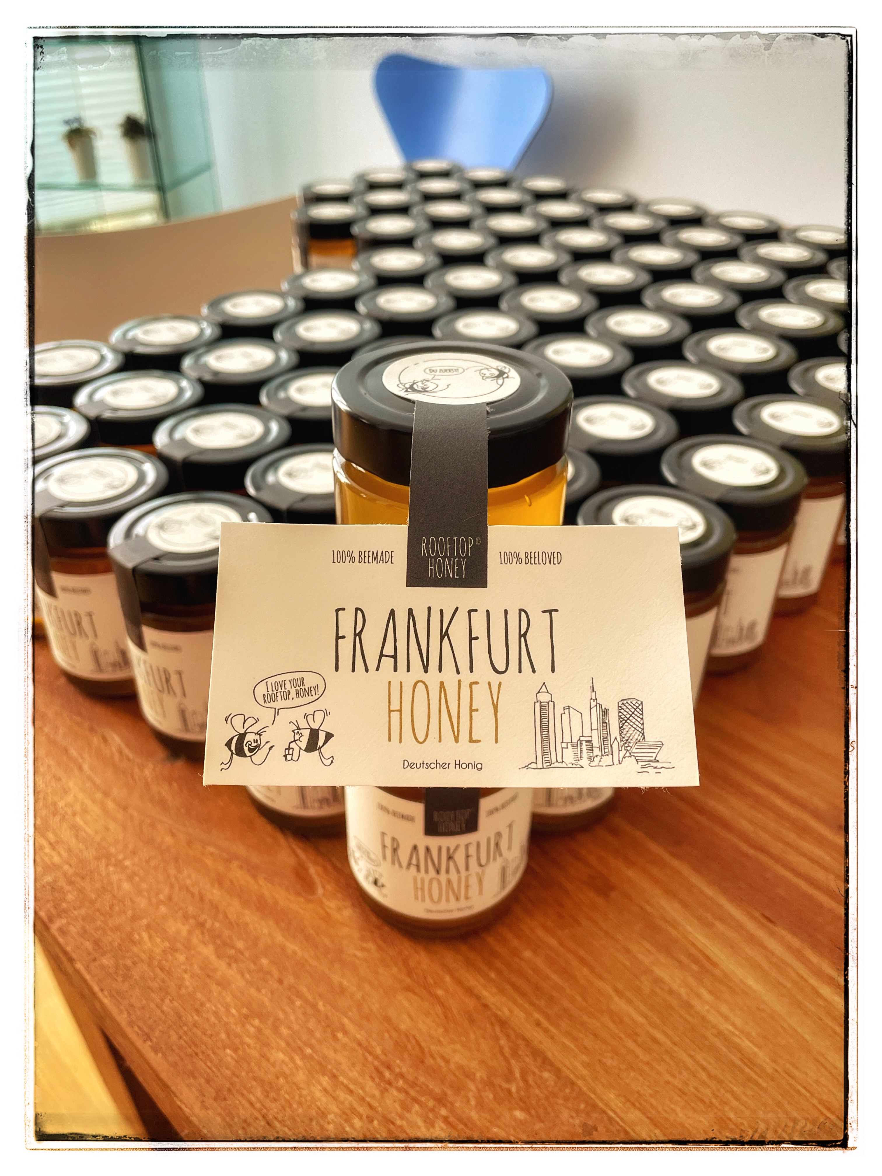 Das letzte etikettierte Glas mit eigenem Honig in 2024.